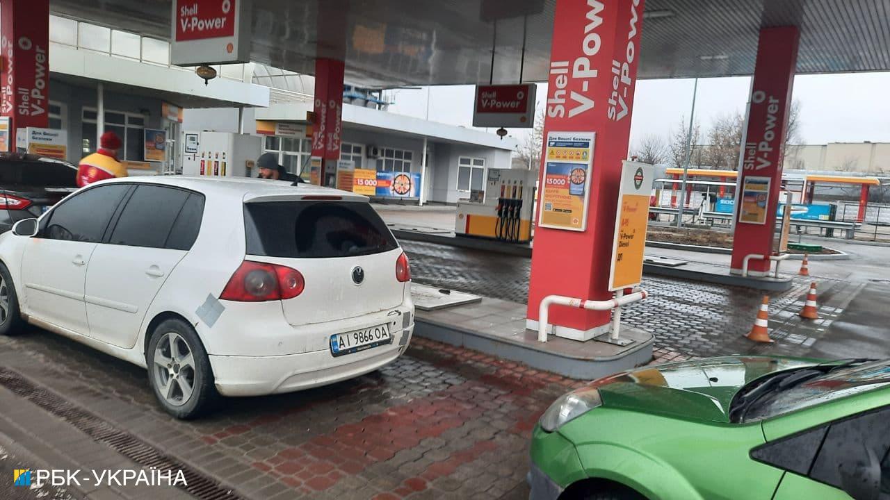 Лимит на топливо и угроза отключения света: на АЗС в Киеве огромные очереди