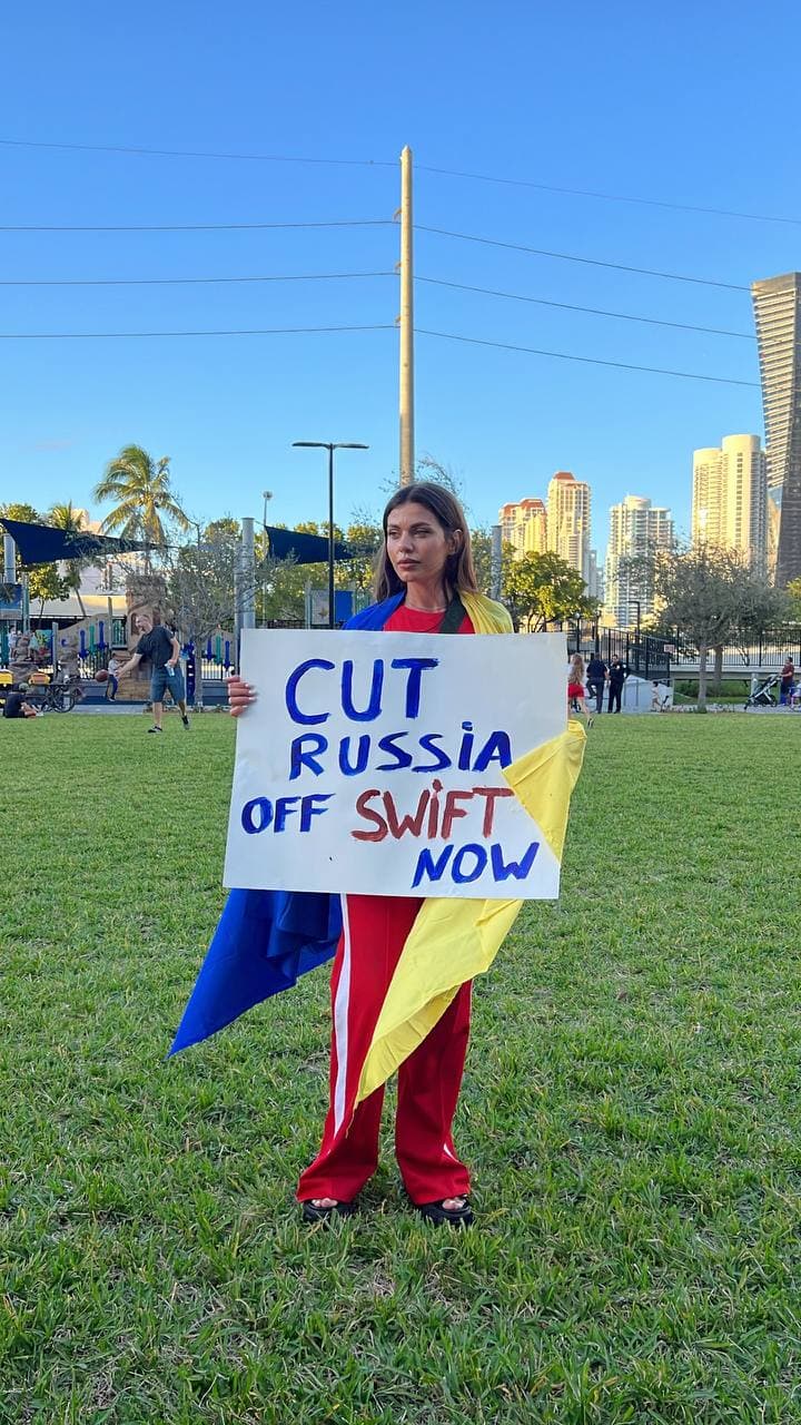 На мітингу у Маямі закликають відключити Росію від SWIFT та врятувати Україну (фото)