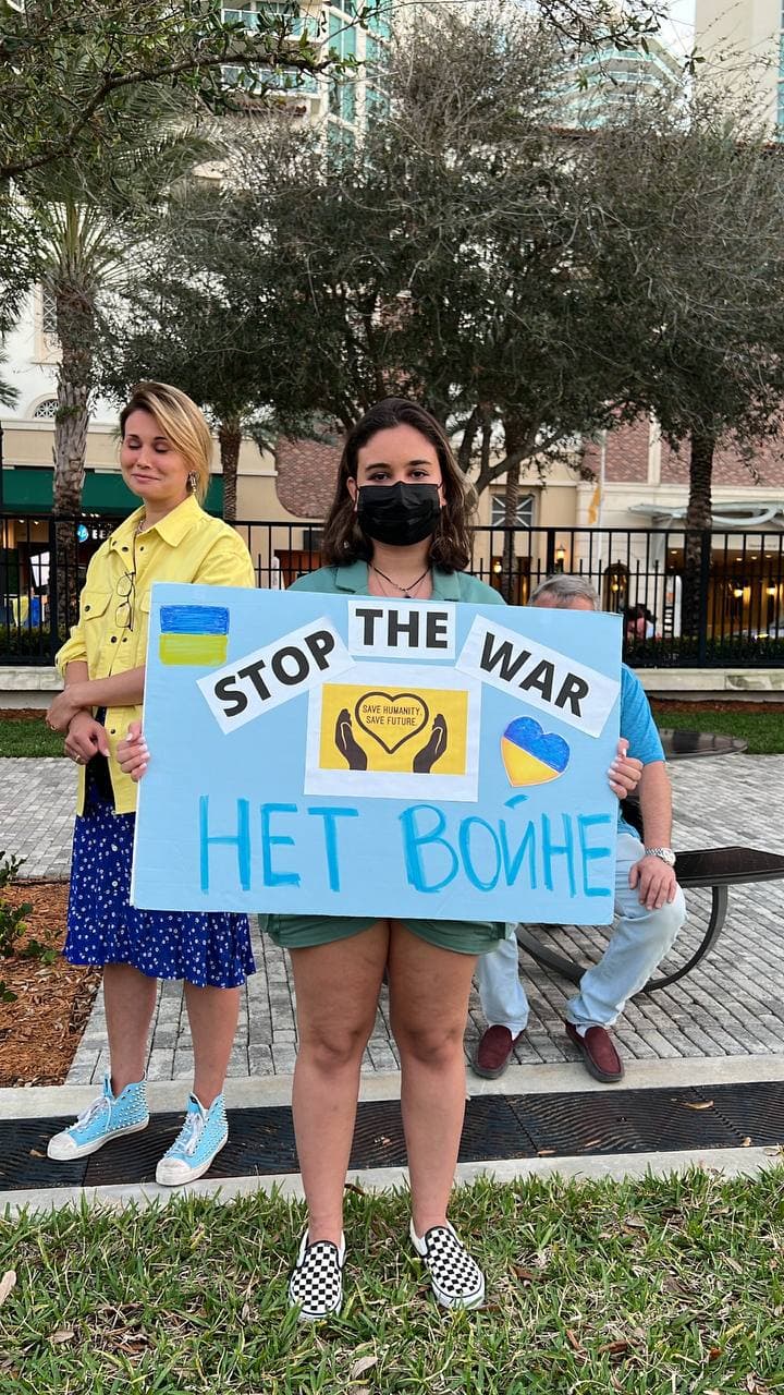 На мітингу у Маямі закликають відключити Росію від SWIFT та врятувати Україну (фото)