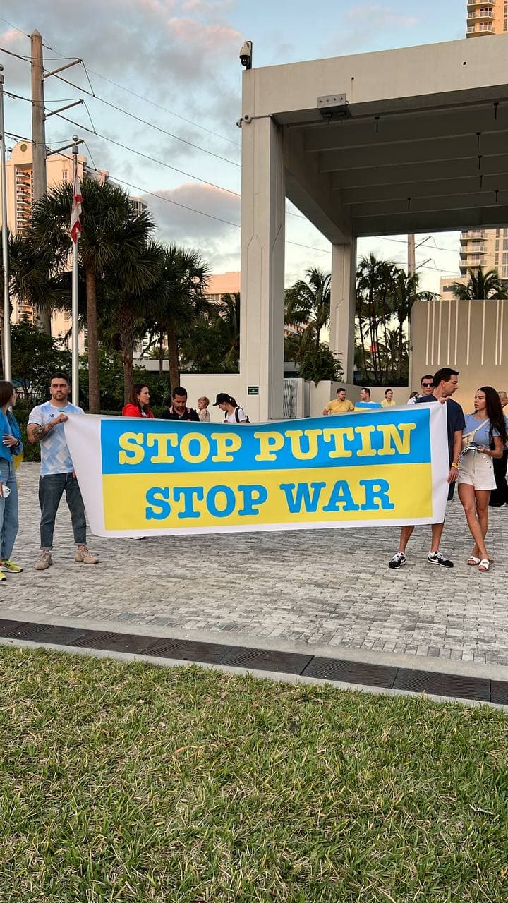 На митинге в Майами призывают отключить Россию от SWIFT и спасти Украину (фото)