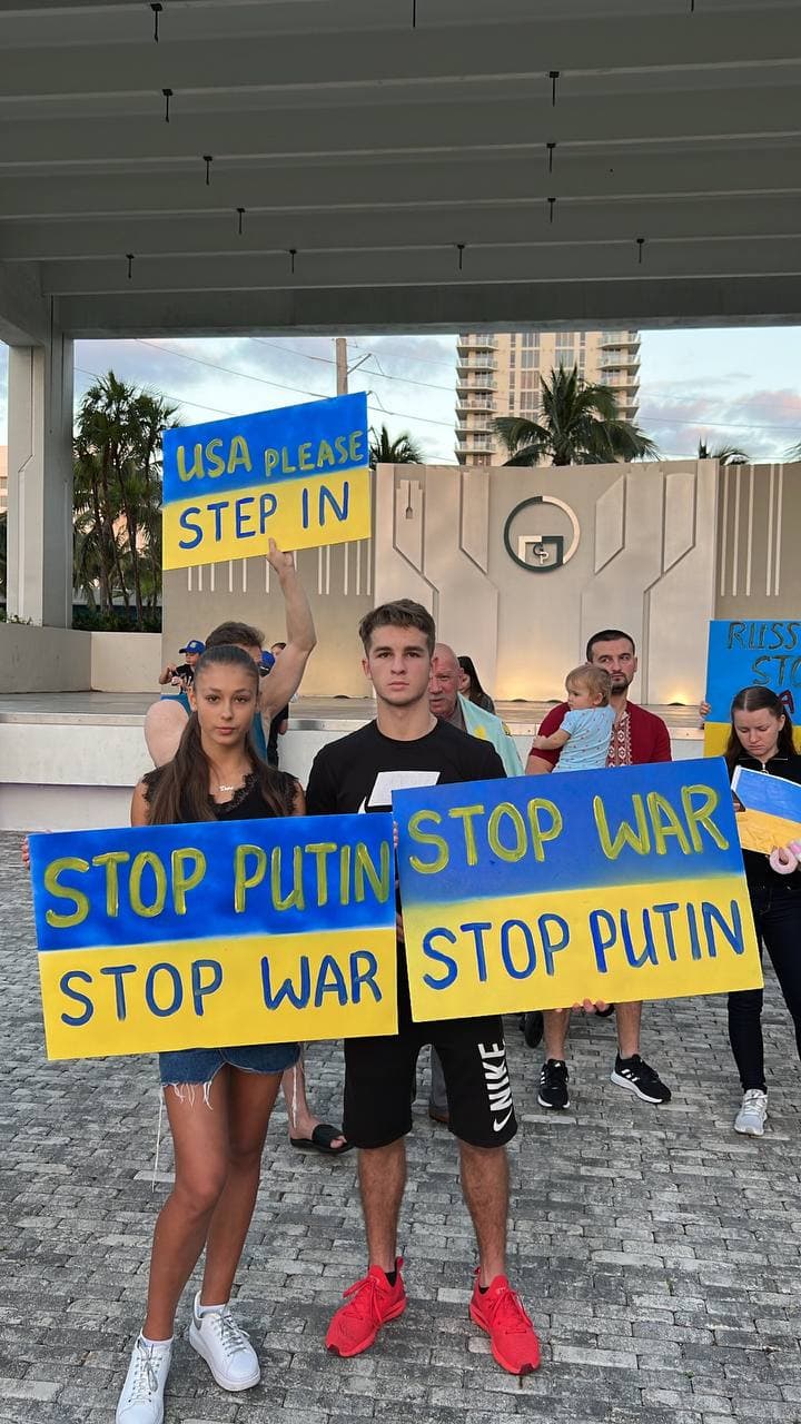 На мітингу у Маямі закликають відключити Росію від SWIFT та врятувати Україну (фото)