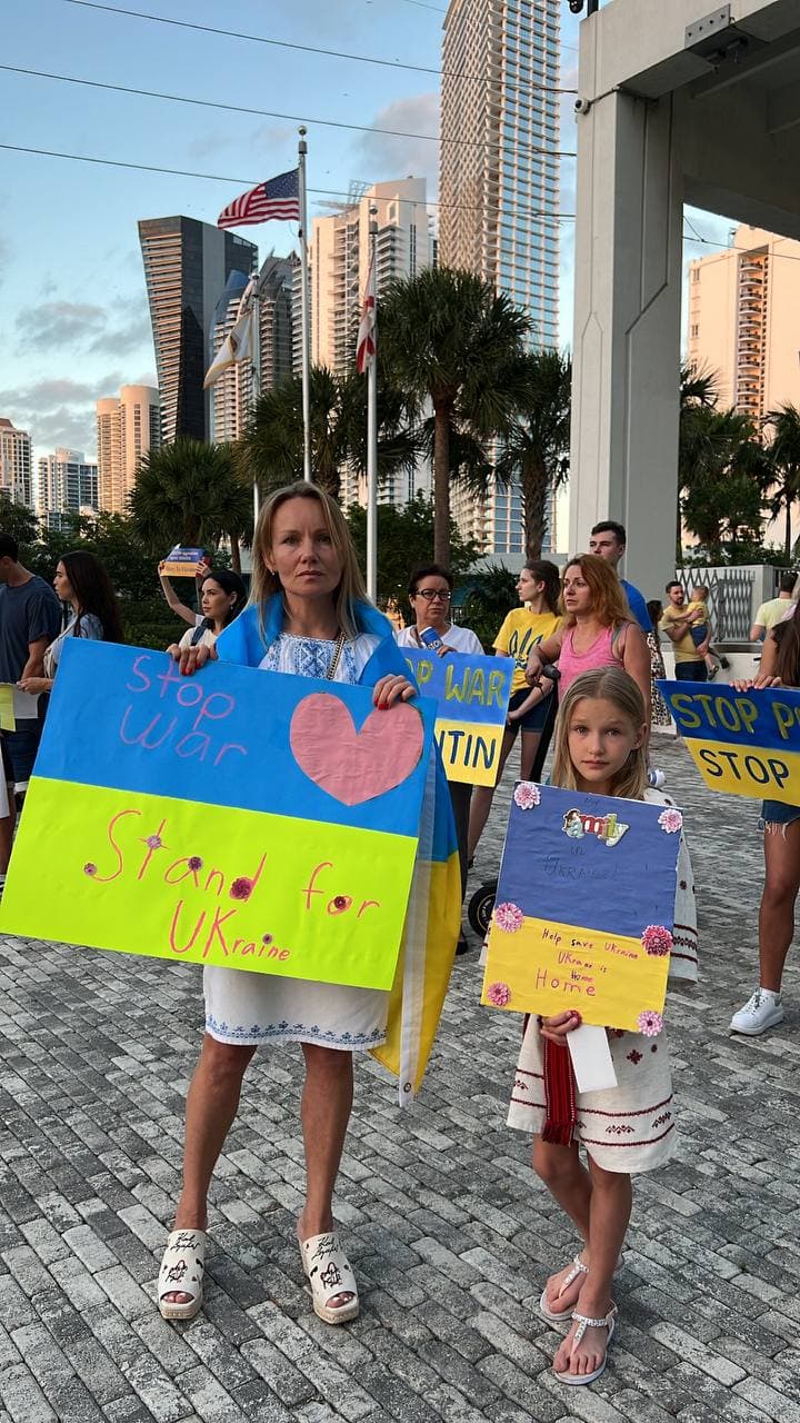 На мітингу у Маямі закликають відключити Росію від SWIFT та врятувати Україну (фото)