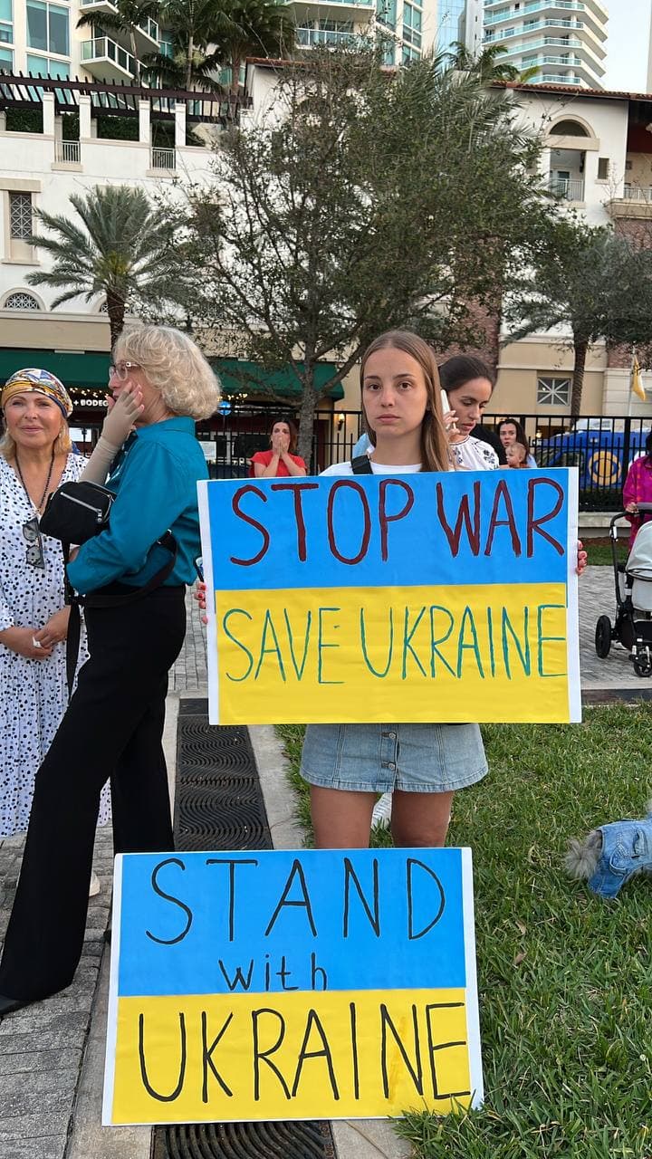 На митинге в Майами призывают отключить Россию от SWIFT и спасти Украину (фото)