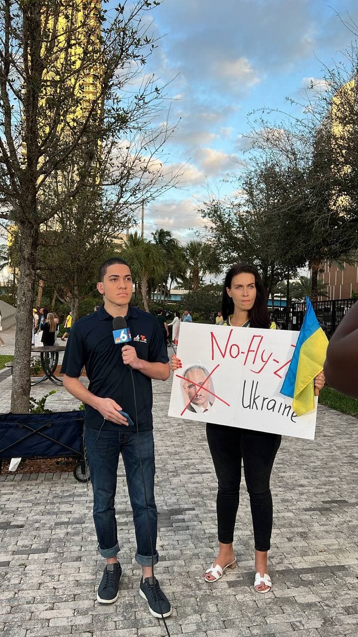 На митинге в Майами призывают отключить Россию от SWIFT и спасти Украину (фото)