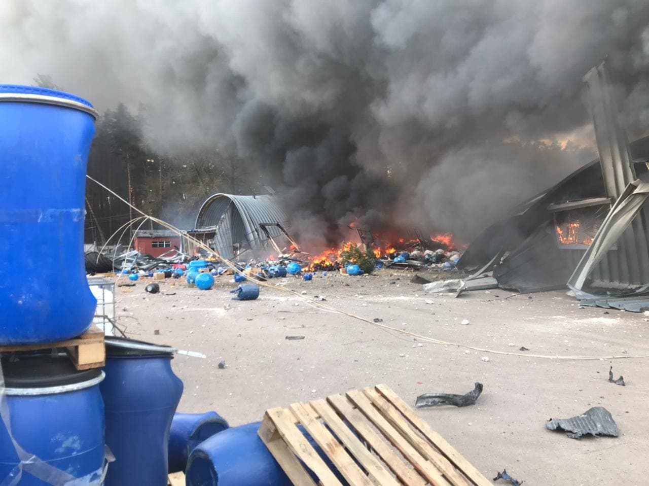 Российские оккупанты ударили по складу бытовой химии под Киевом