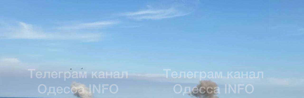 В Одессе снова раздались взрывы. Поднялось облако дыма