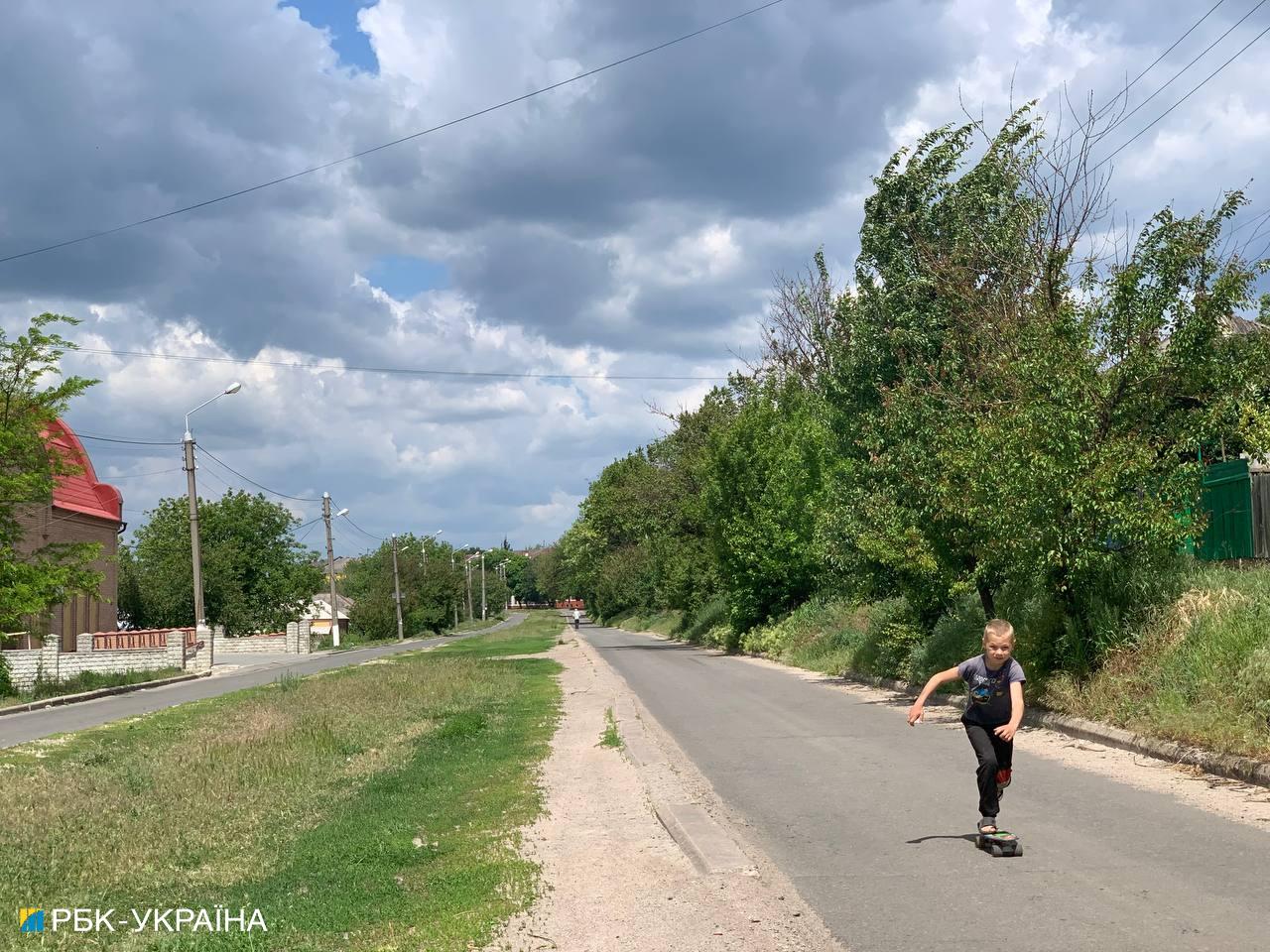 "Это мы должны были воевать с врагом, а не наши дети". Репортаж из прифронтового Донбасса