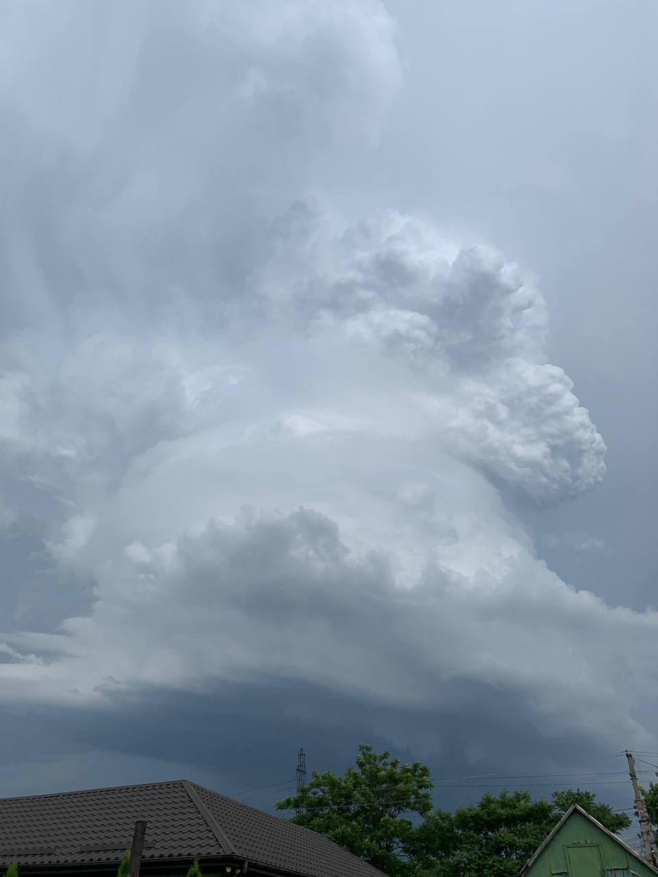 Днепр залило ливнем и засыпало градом. Потом был фантастический закат с радугой (видео, фото)