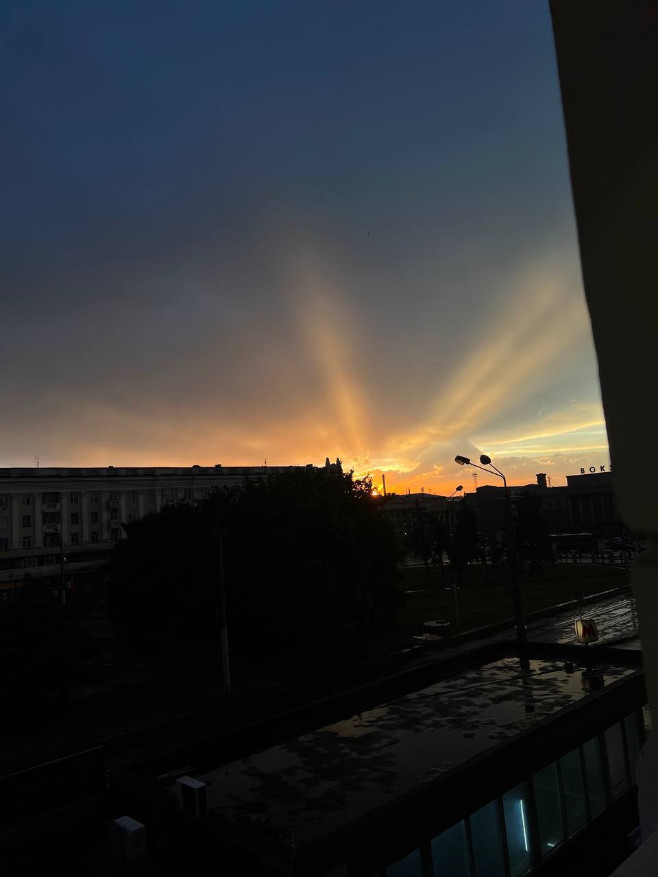 Днепр залило ливнем и засыпало градом. Потом был фантастический закат с радугой (видео, фото)