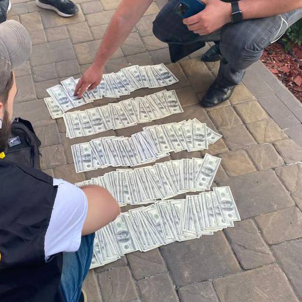 В Киеве глава ОСМД попался на взятке в 45 тысяч долларов