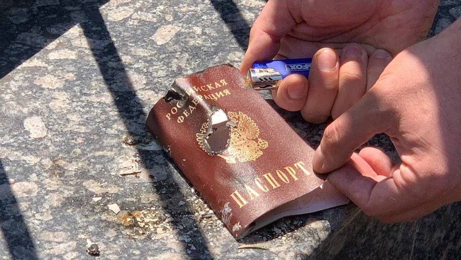 Сожжение паспорта, унитаз и могильные кресты оккупантам: как в Киеве провели акцию "Последний день России"