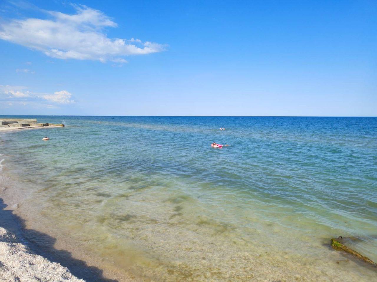 Превращается в болото: жители Кирилловки показали состояние Азовского моря