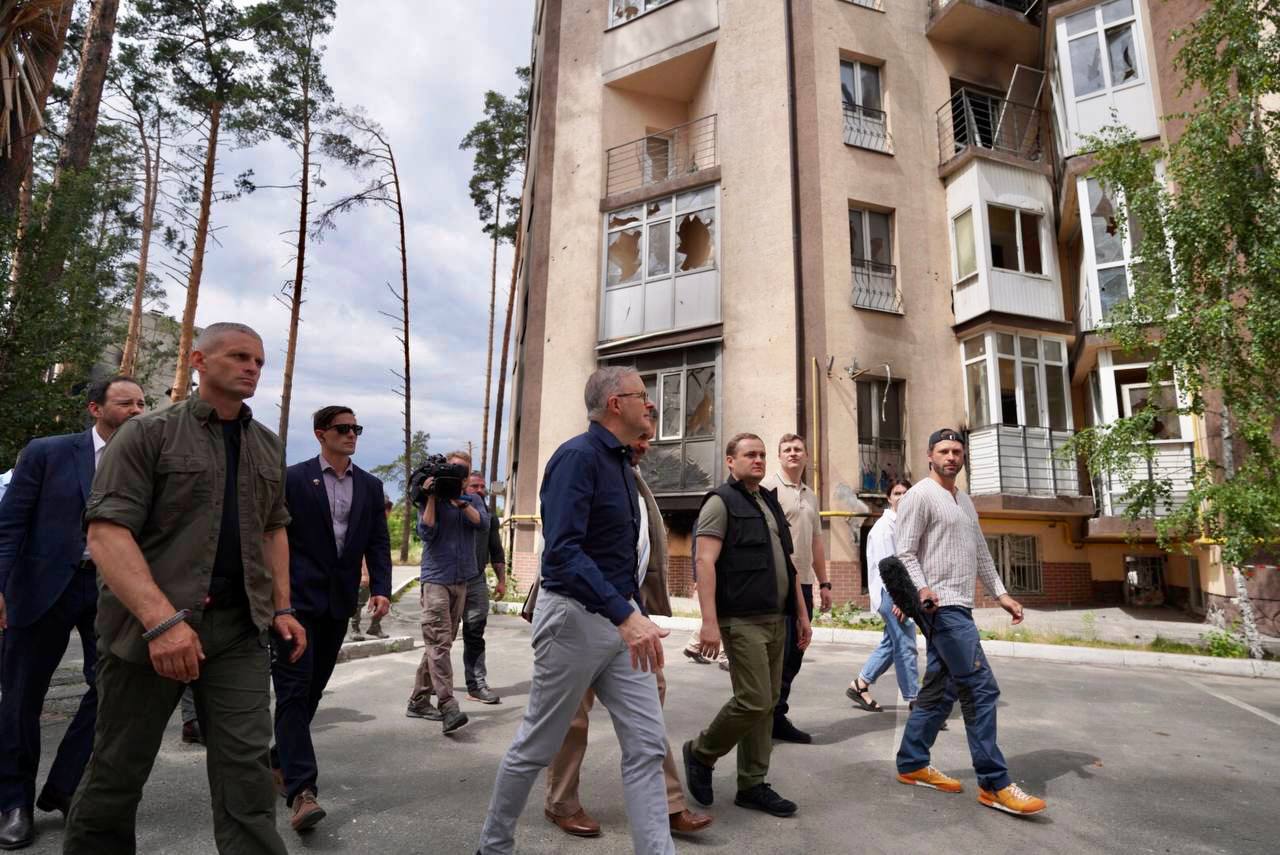 Жена премьера Австралии не сдержала слез, провожая его в Украину (видео)