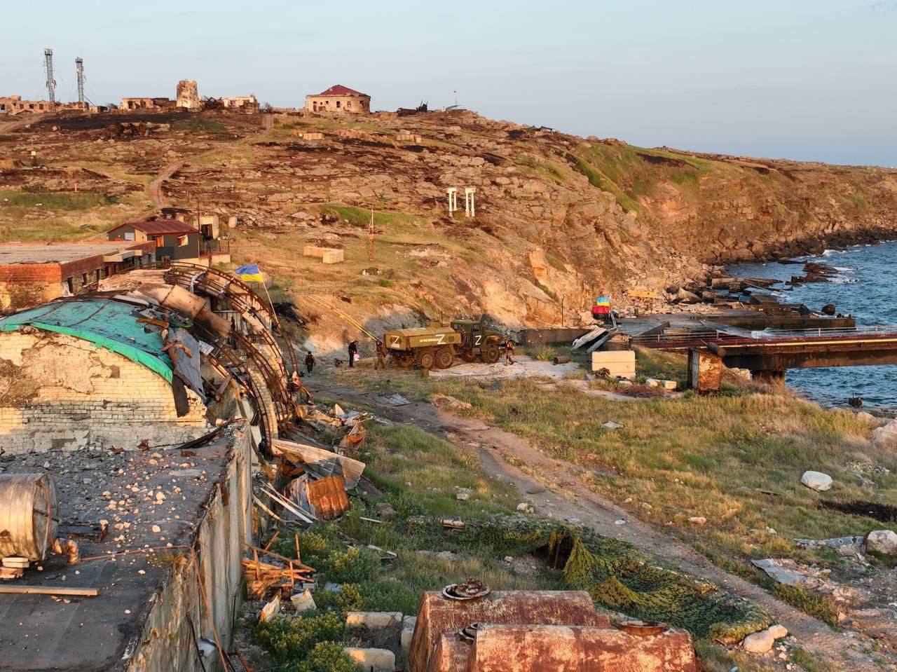 "Подняли флаг на острове, поднимем и на полуострове": видео и фото с освобожденного Змеиного