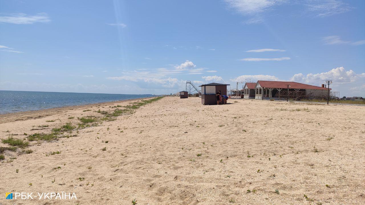 Как выглядит оккупированная Арабатская Стрелка в разгар лета: эксклюзивные кадры