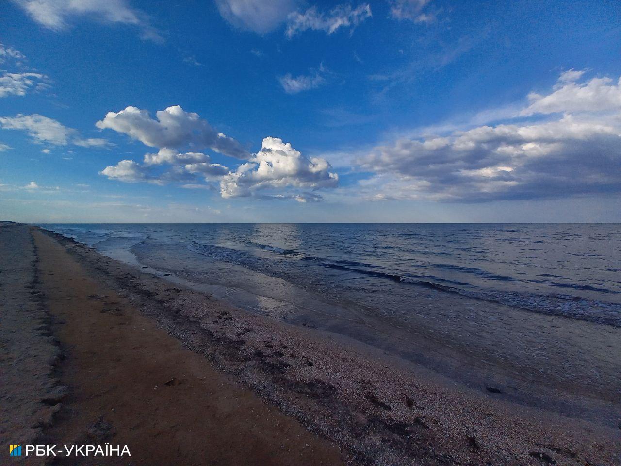 Как выглядит оккупированная Арабатская Стрелка в разгар лета: эксклюзивные кадры