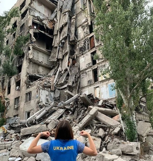 В Мариуполе девушка вышла в центр города в футболке "Украина" и показала триколору средний палец (фото)