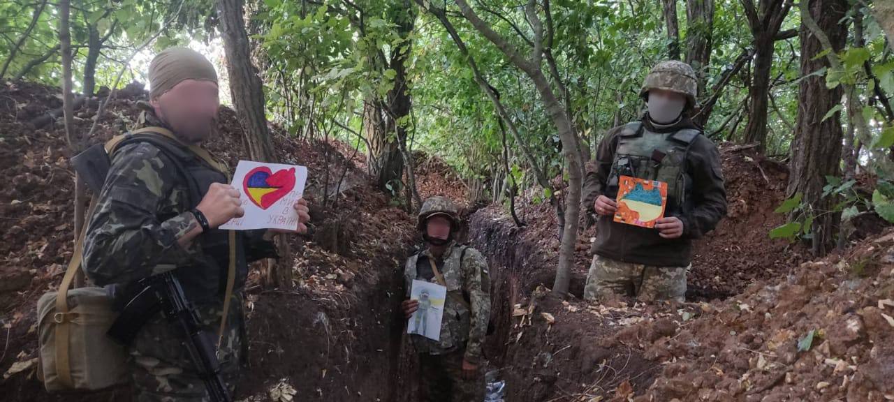 Школьники из Киевской области передали детские рисунки защитникам на передовую