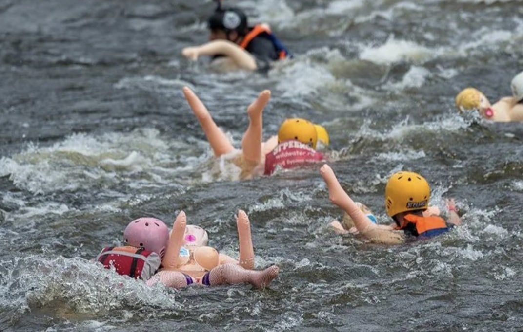 У Росії провели "скрєпний" заплив на гумових жінках: відео і фото традиційних забав