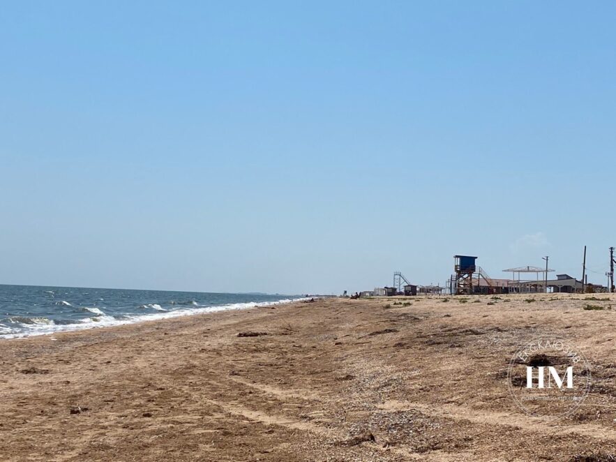 "Мертвый сезон" на Арабатской стрелке: пустые пляжи, чайки и медузы (фото)