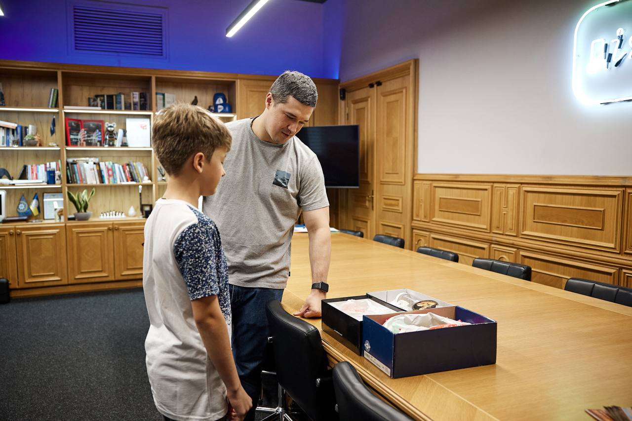 Школьник из Киева передал для ВСУ 10 тысяч гривен, которые собирал 4 года (фото)