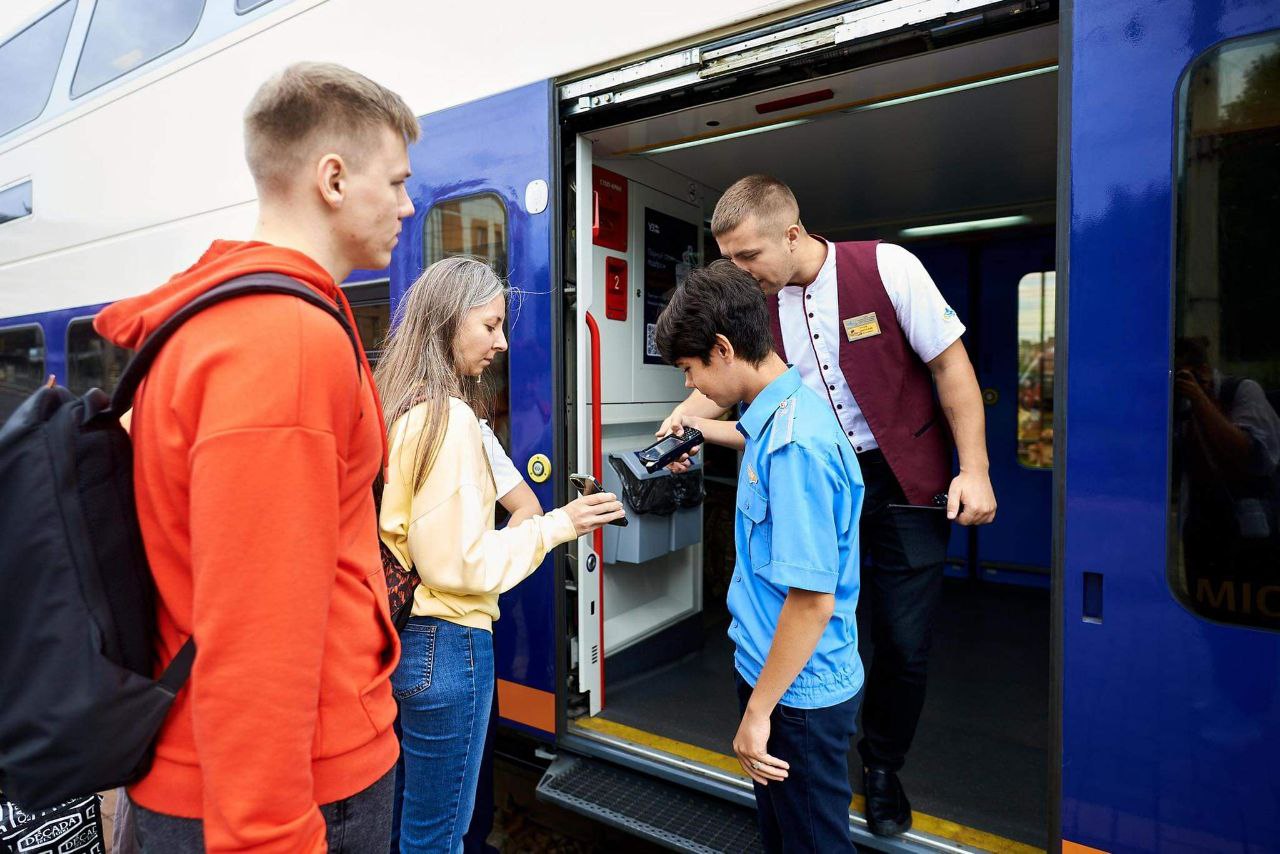 Рейс Укрзализныци обслуживали дети: как прошла поездка с юными железнодорожниками (фото)