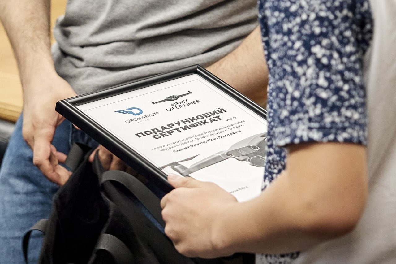 Школьник из Киева передал для ВСУ 10 тысяч гривен, которые собирал 4 года (фото)