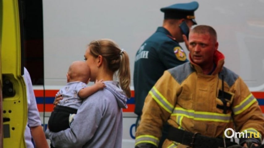 "За що мій син під кулями на "сво", за це?!" Красномовне відео про обвал будинку в російському Омську