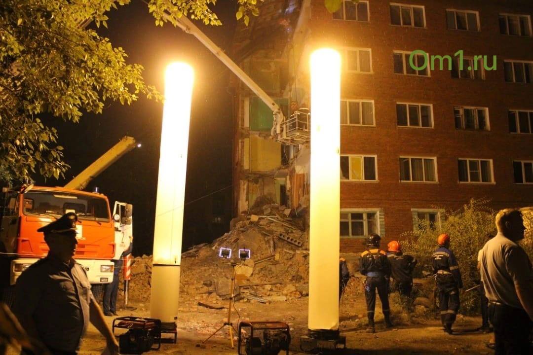 "За що мій син під кулями на "сво", за це?!" Красномовне відео про обвал будинку в російському Омську