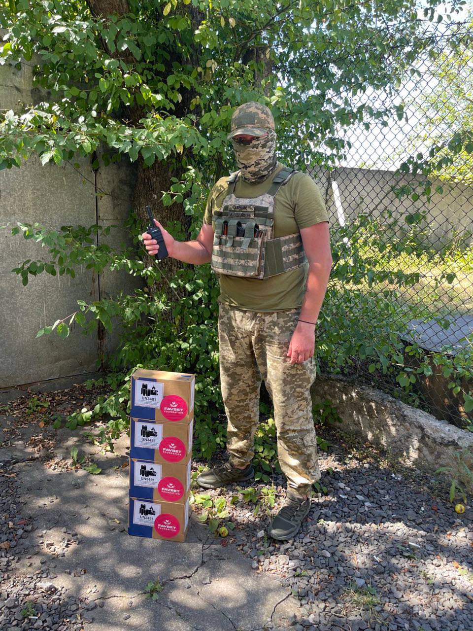 Favbet передал ВСУ партию цифровых радиостанций, дроны и лазерный дальномер