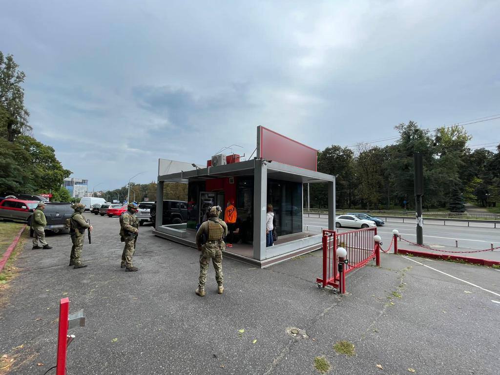 Завозили машини для ЗСУ і продавали за валюту: у Києві виявили групу шахраїв