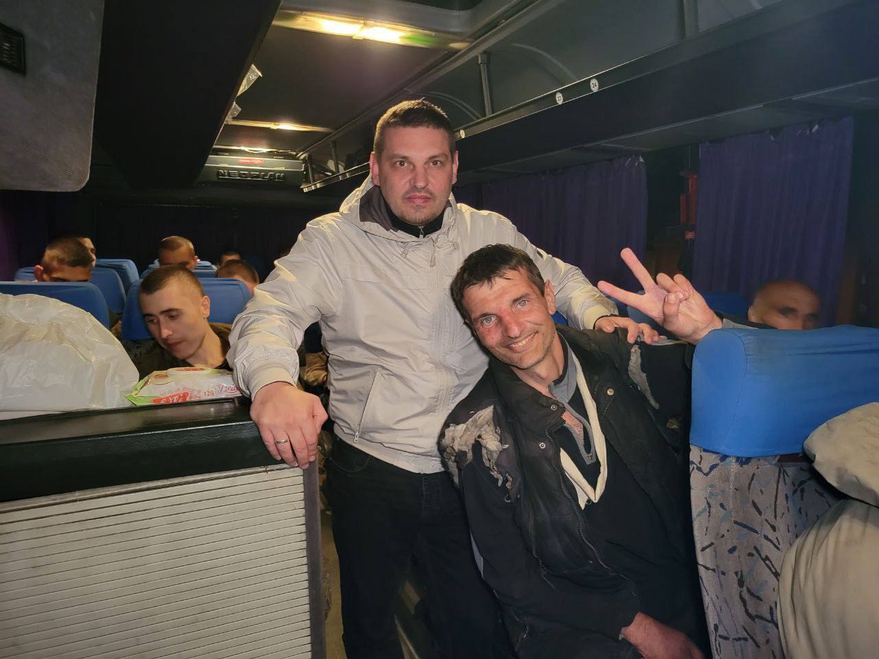 "Пташка" й інші захисники Маріуполя повернулися з російського полону: фото і відео повернення героїв