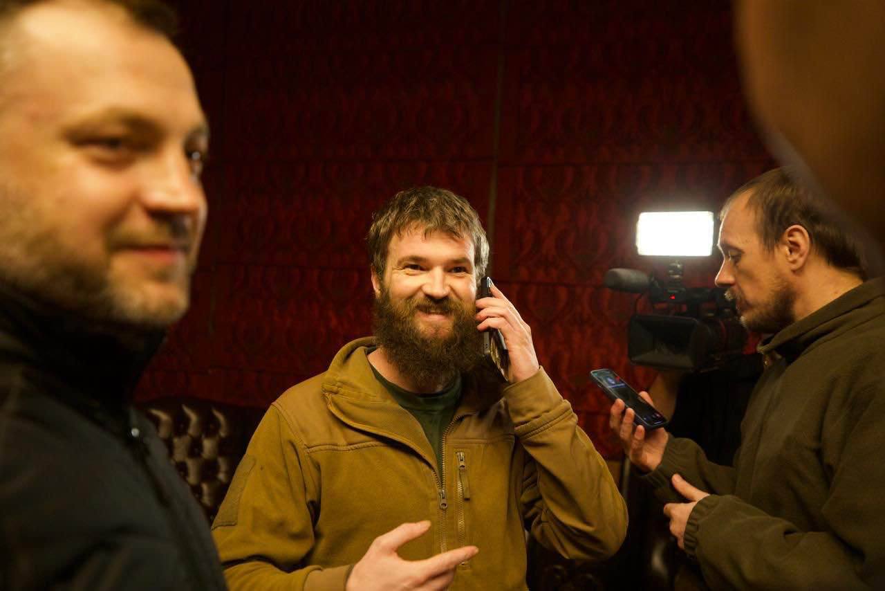 "Пташка" й інші захисники Маріуполя повернулися з російського полону: фото і відео повернення героїв