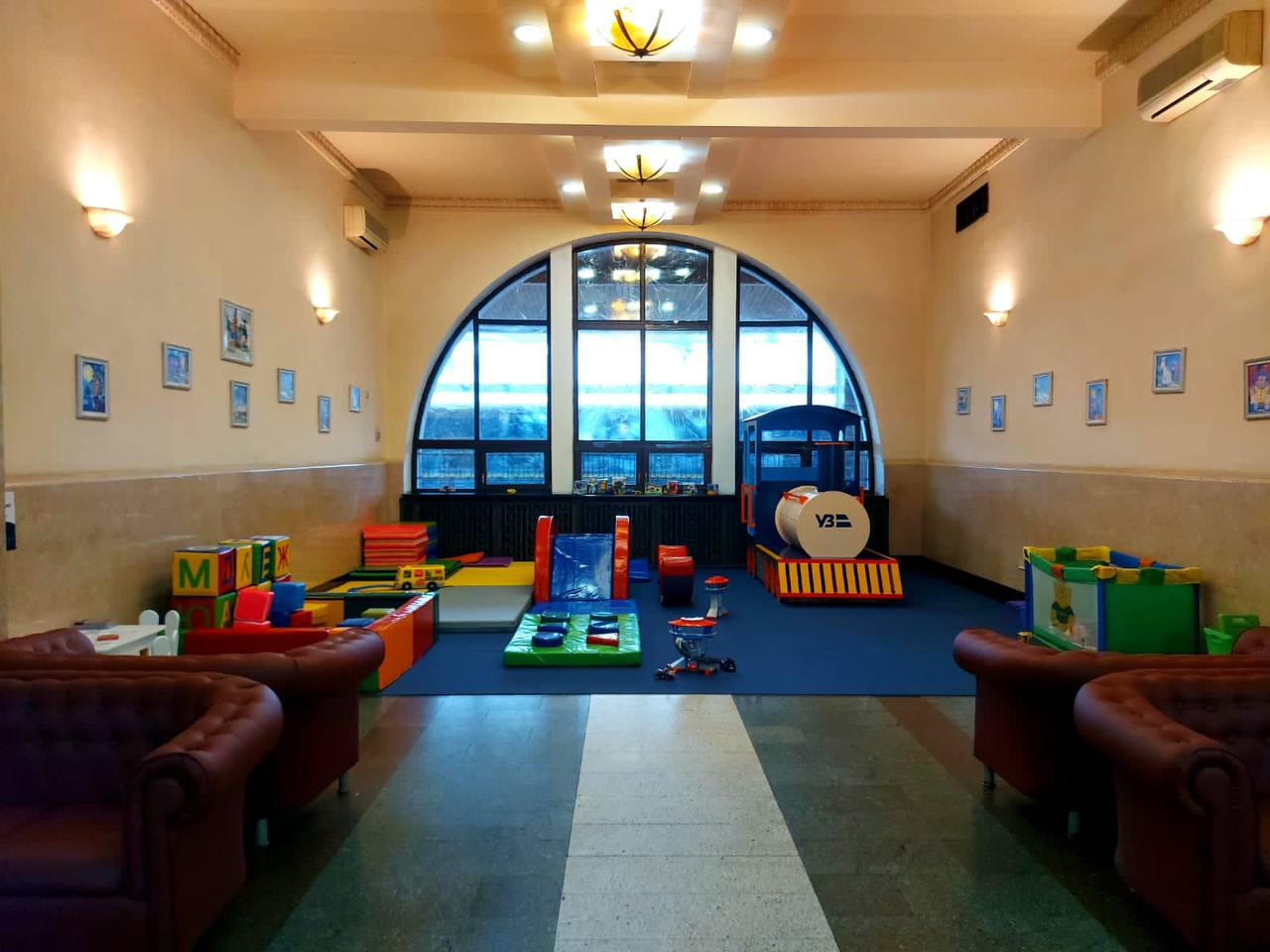 Дитячі зони на вокзалах та ігротека у вагонах: УЗ порадувала нововведенням для маленьких пасажирів