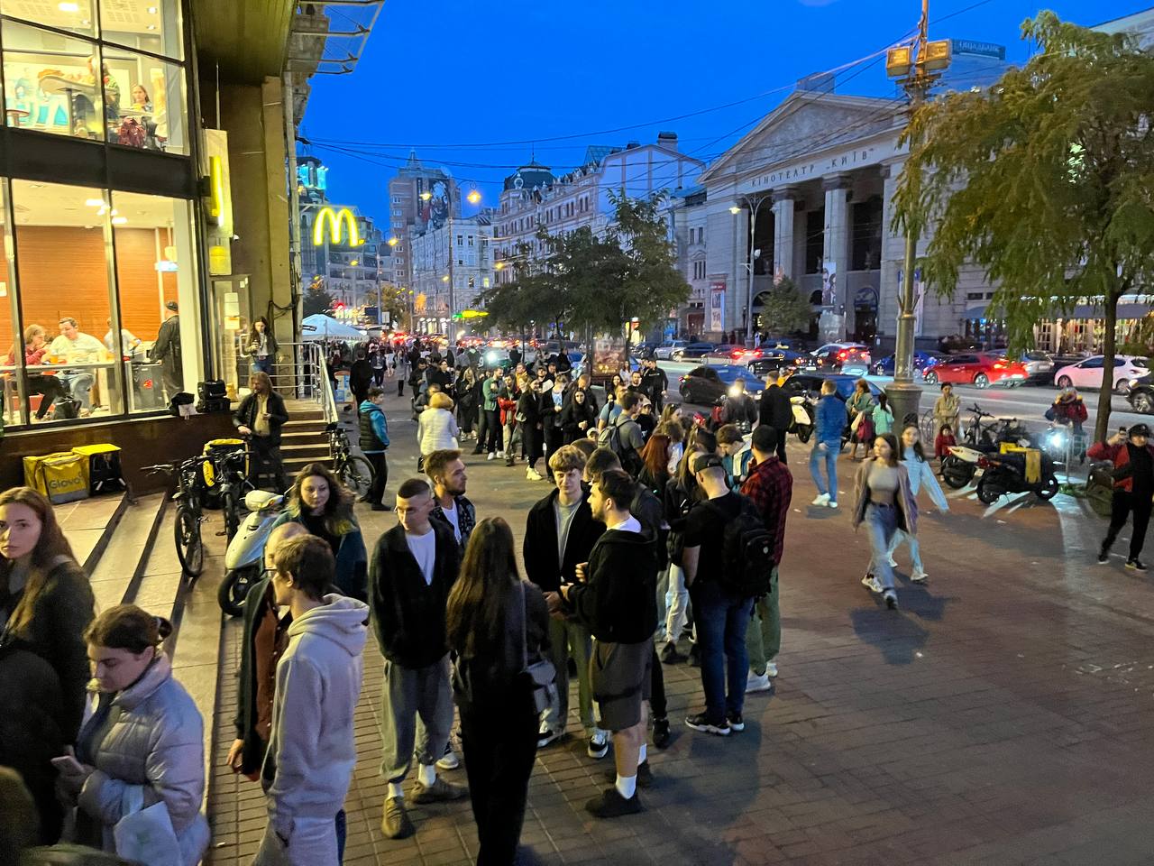 У Києві люди займають чергу у McDonald's з 7 ранку (фото)