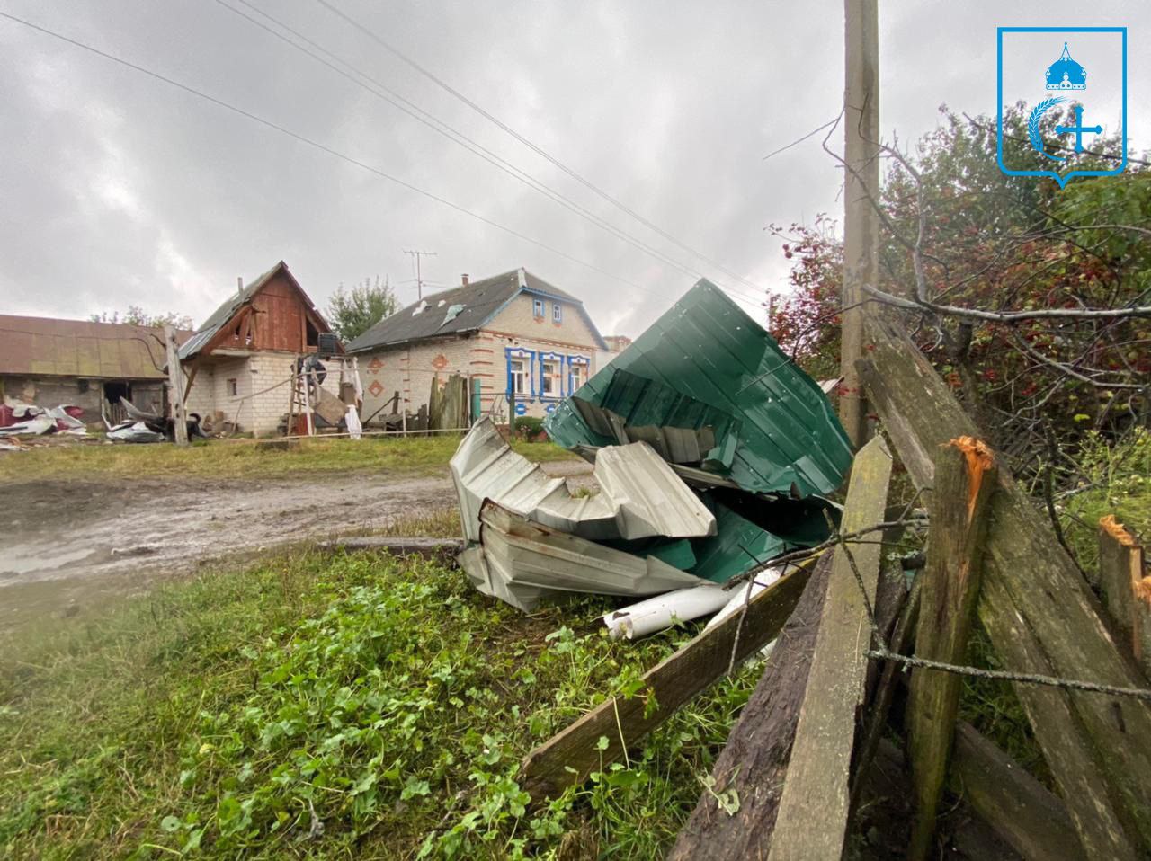 Пошкоджено будинки та машини: окупанти обстріляли село у Сумській області