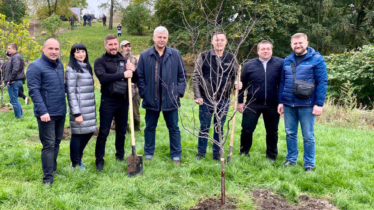 В киевском ботсаду высадили Аллею защитников и защитниц Украины (фото)