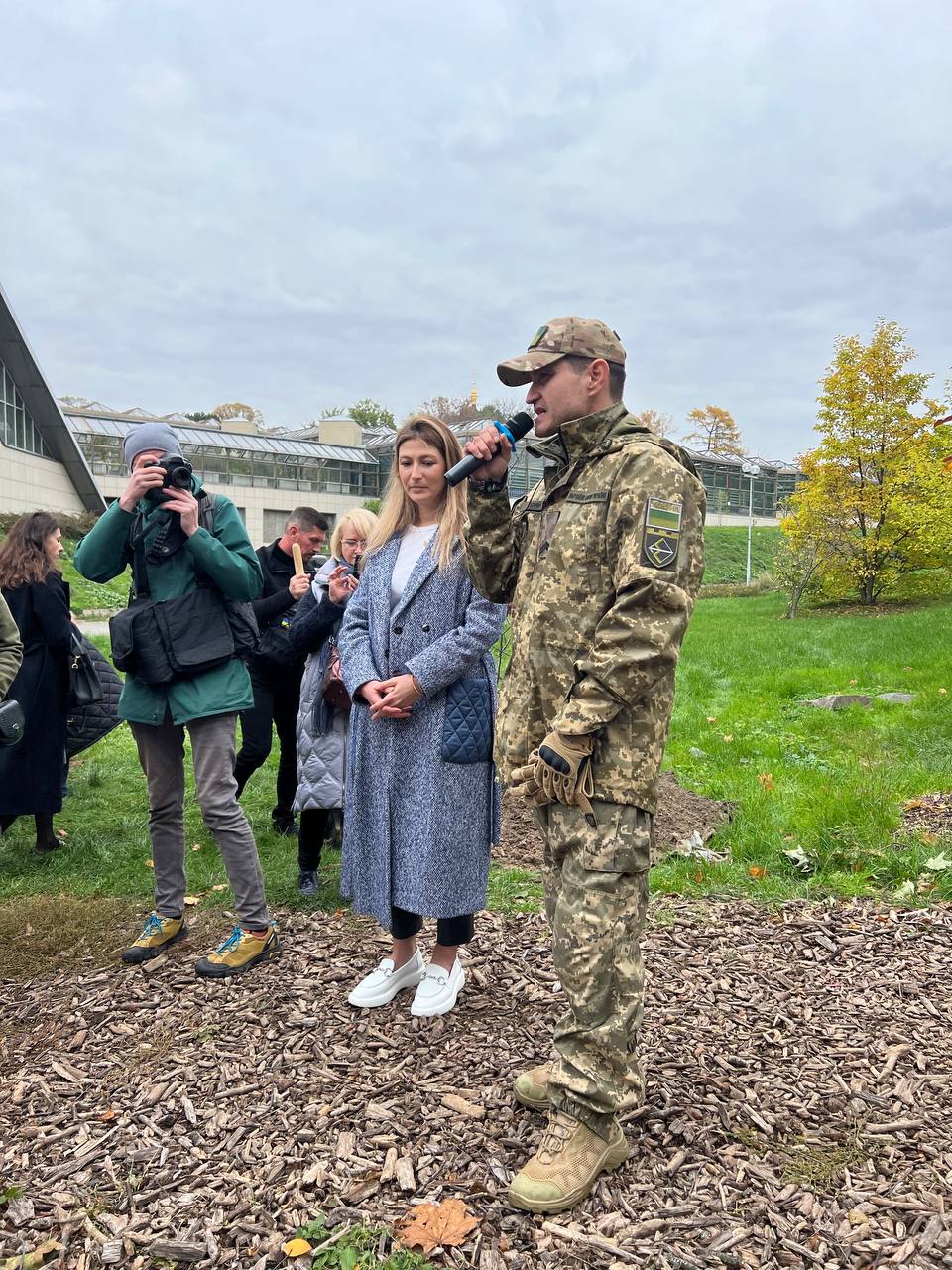 В киевском ботсаду высадили Аллею защитников и защитниц Украины (фото)