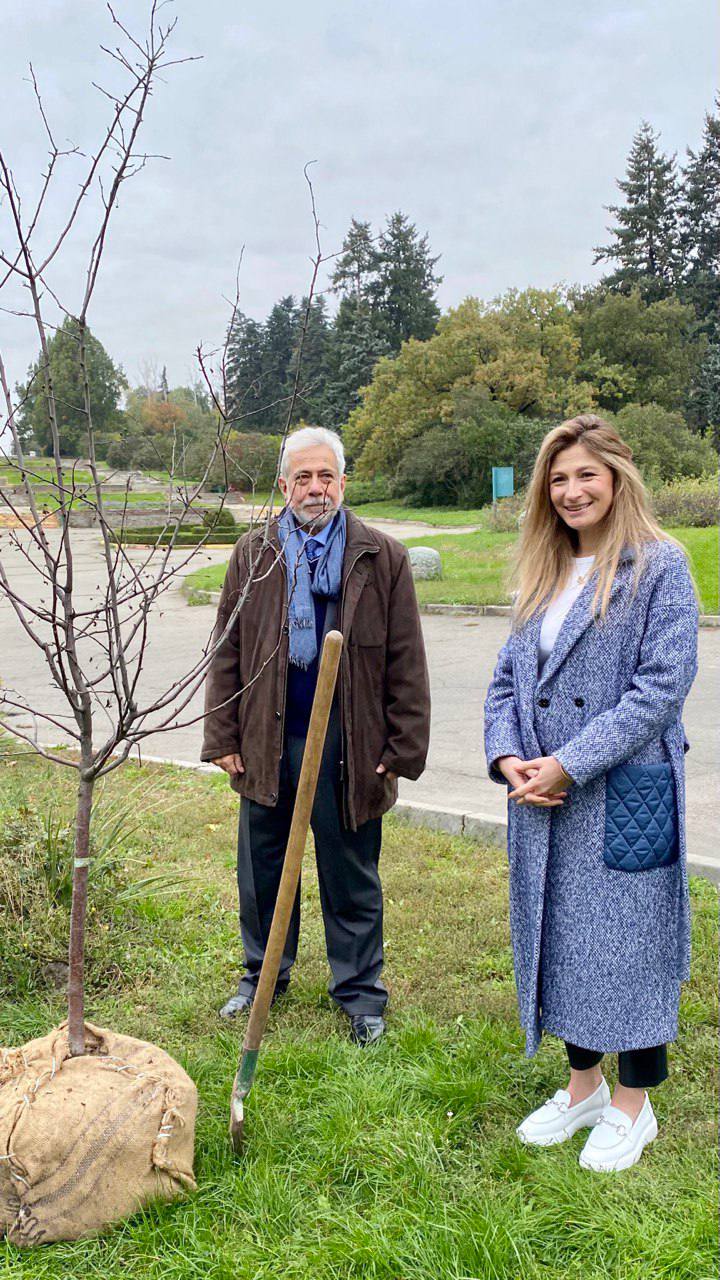 В киевском ботсаду высадили Аллею защитников и защитниц Украины (фото)