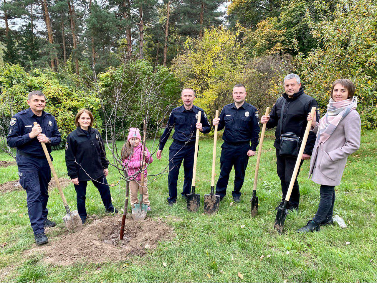 В киевском ботсаду высадили Аллею защитников и защитниц Украины (фото)