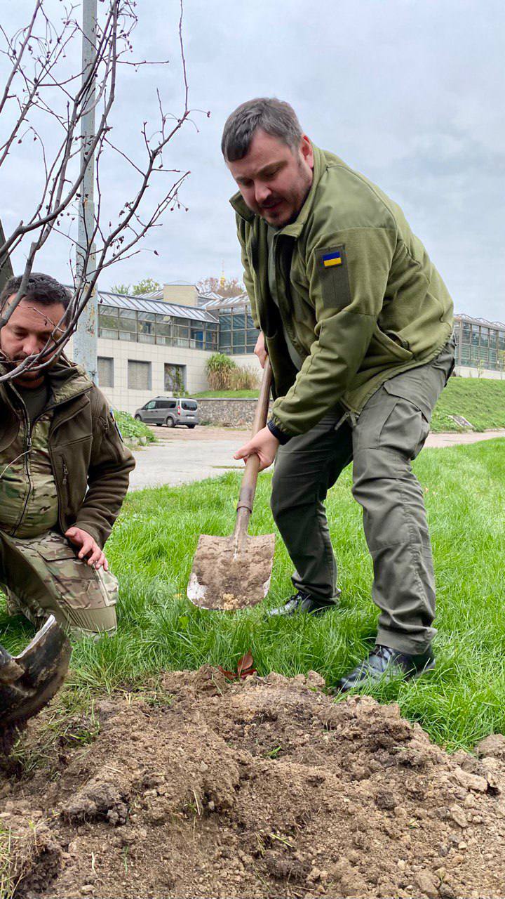В киевском ботсаду высадили Аллею защитников и защитниц Украины (фото)
