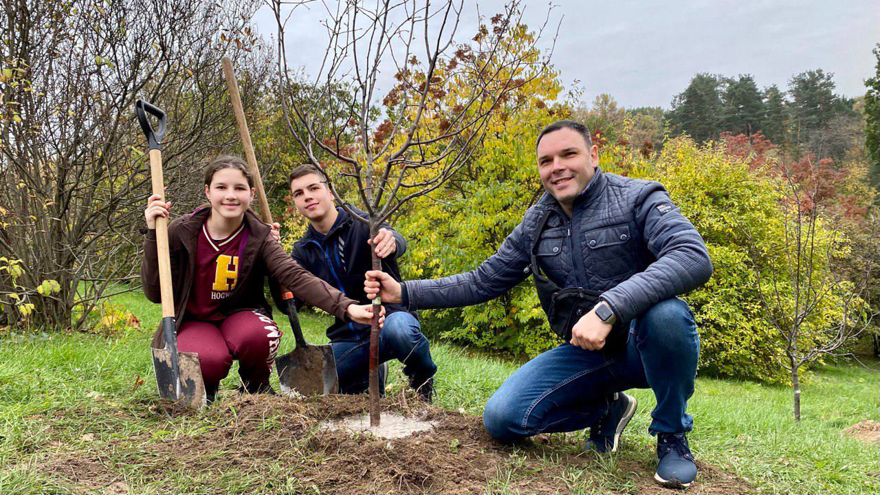 В киевском ботсаду высадили Аллею защитников и защитниц Украины (фото)