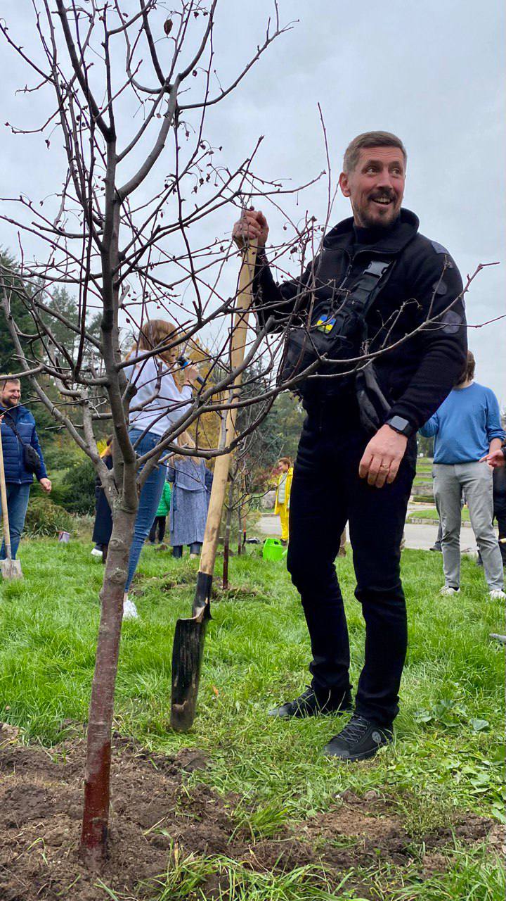 В киевском ботсаду высадили Аллею защитников и защитниц Украины (фото)