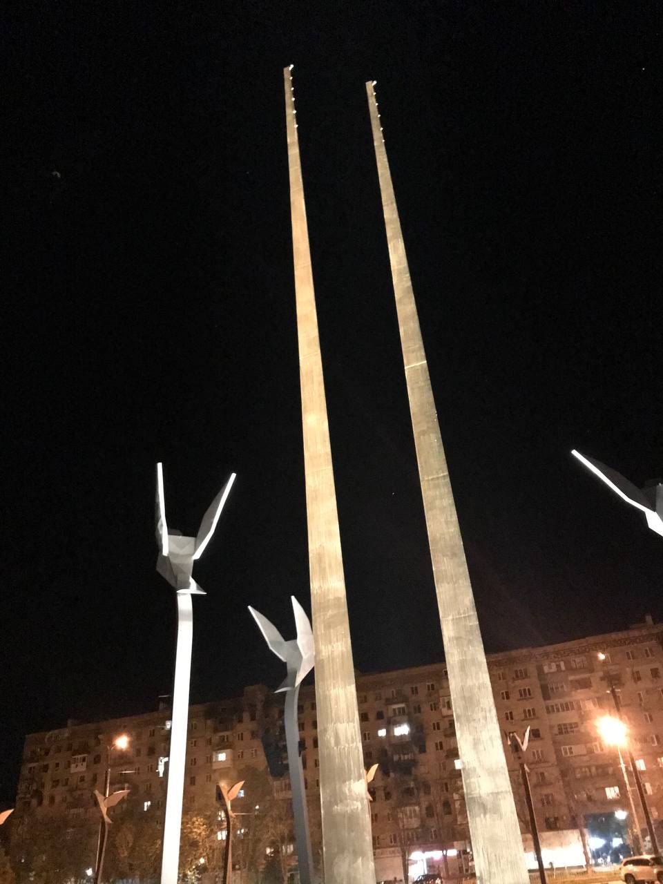 Окупанти навіть не помітили: у Маріуполі з флагштоків зникли прапори РФ