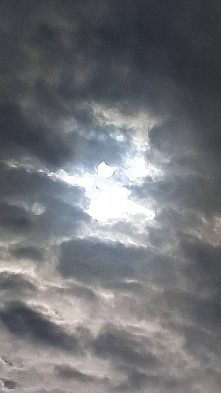 Вже почалося: українці спостерігають сонячне затемнення (фото)