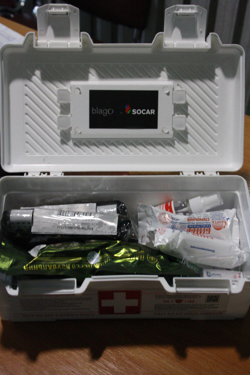 Українські школярі отримали аптечки для порятунку під час небезпеки