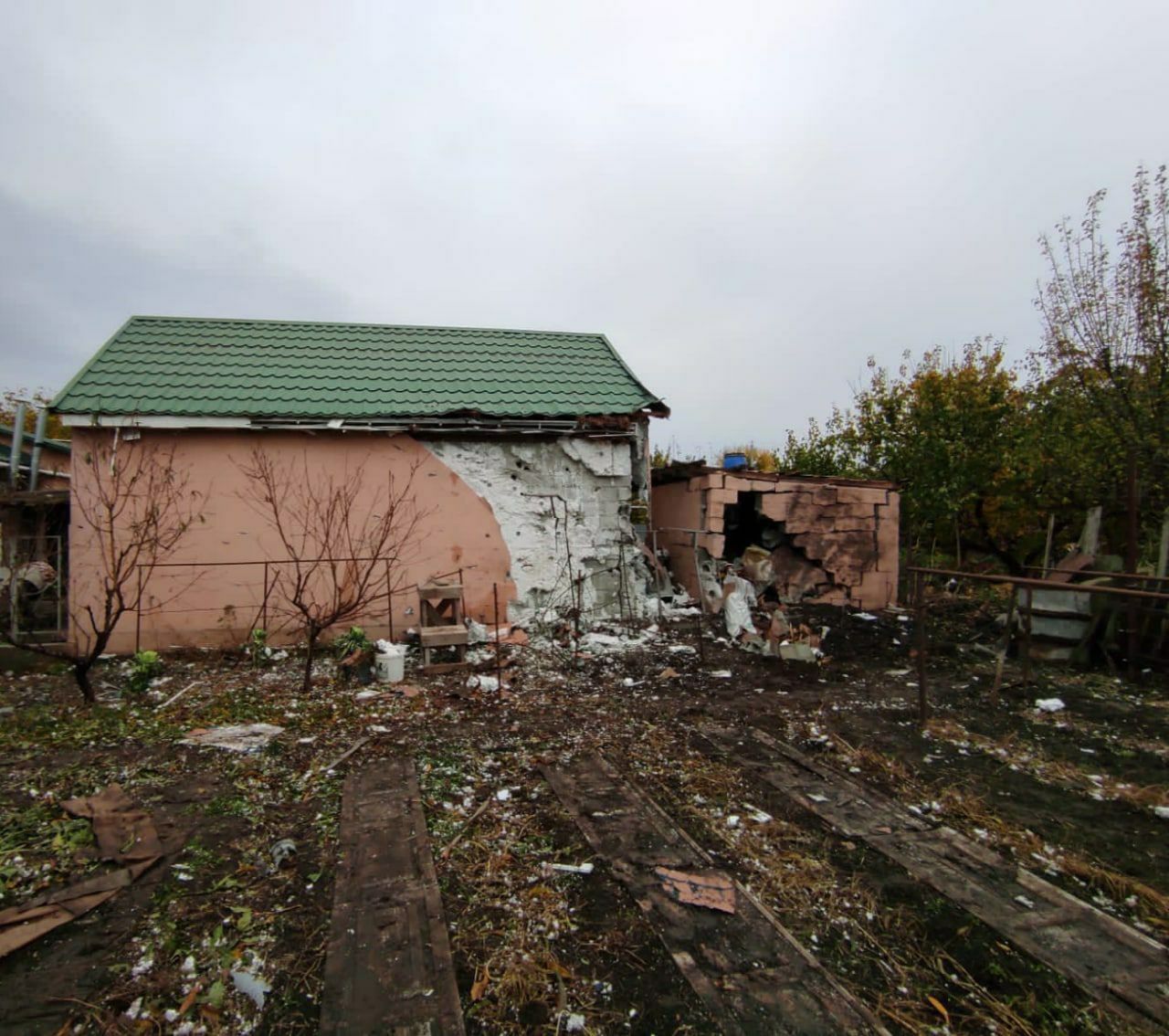 Полиция показала фото последствий ночного обстрела Никополя