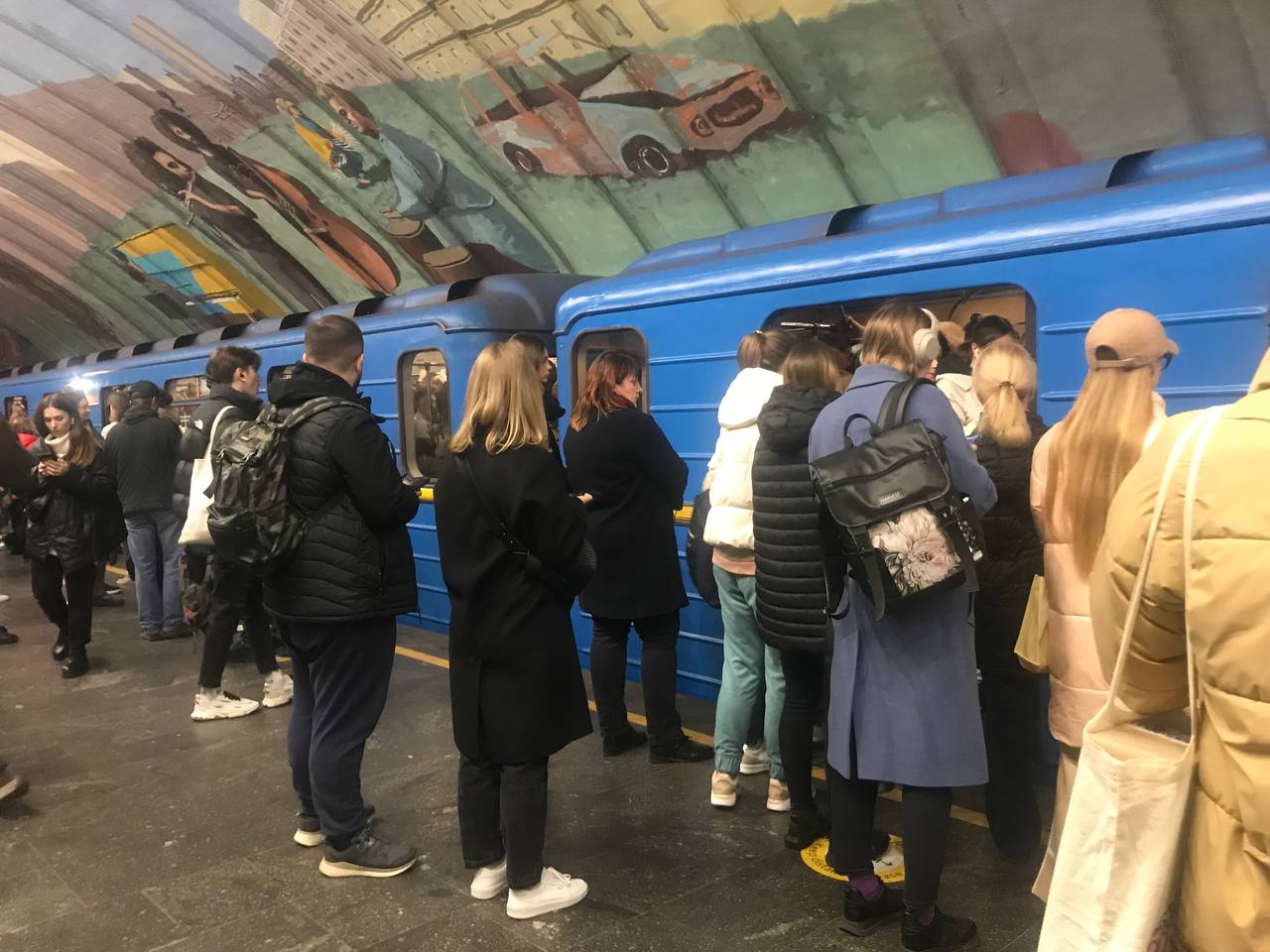 Що відбувається у метро Києва після нововведення: великі черги і мало поїздів (фото)