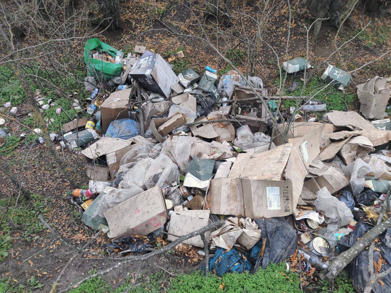 Кучи мусора и украденные солнечные панели: появились новые фото позиций оккупантов в Херсонской области