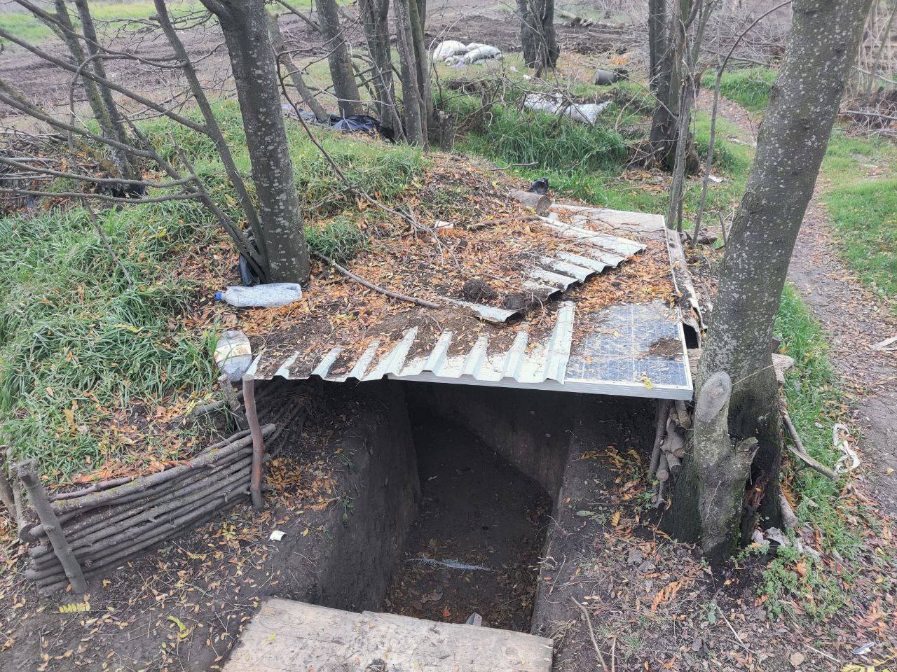 Кучи мусора и украденные солнечные панели: появились новые фото позиций оккупантов в Херсонской области